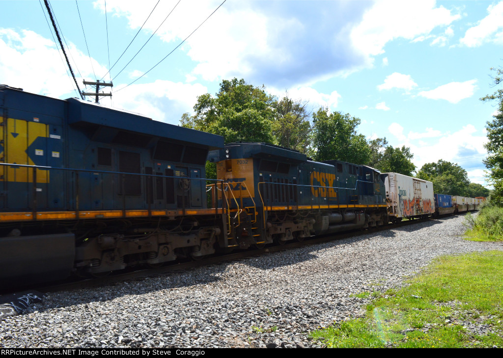 CSX 7032 Long Hood to Cab Shot